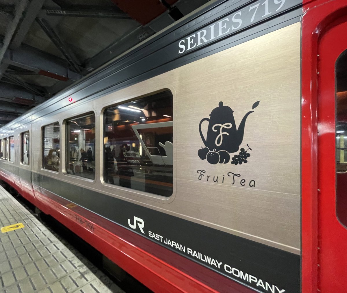 Mrcarrasco4's tweet photo. 仙台駅に🍓🍇フルーティア🍑🍎が停車していたよ❣️😊✨

#FruiTea #フルーティア #仙台駅 #撮り鉄 #鉄分補給 #鉄子 https://t.co/ToxhwsjAD1