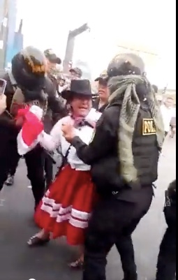 Tres policías intervienen a una campesina simplemente porque protesta contra el gobierno.