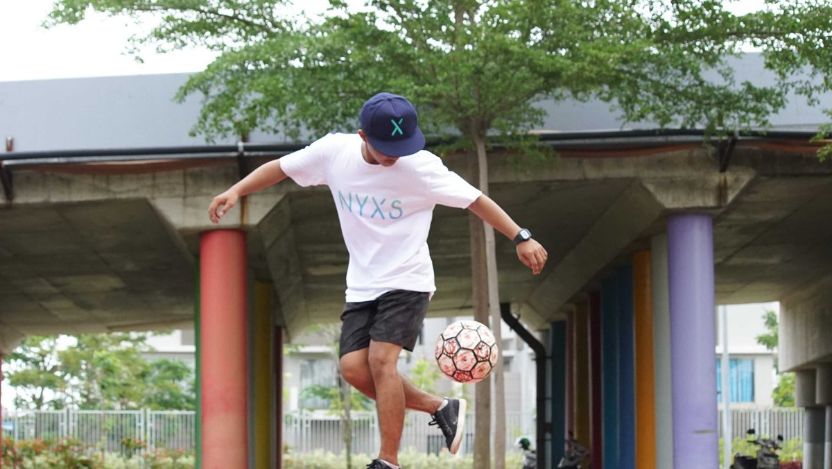 starzdotfun's tweet photo. Arie Ardiansyah dreamed to become a football player, instead became a football freestyler! ⚽️
 
Intrigued by Arie's journey?  Stay tuned in our beta launch!

#nyxsgeneration #footballfreestyler https://t.co/bO5LA20xBW