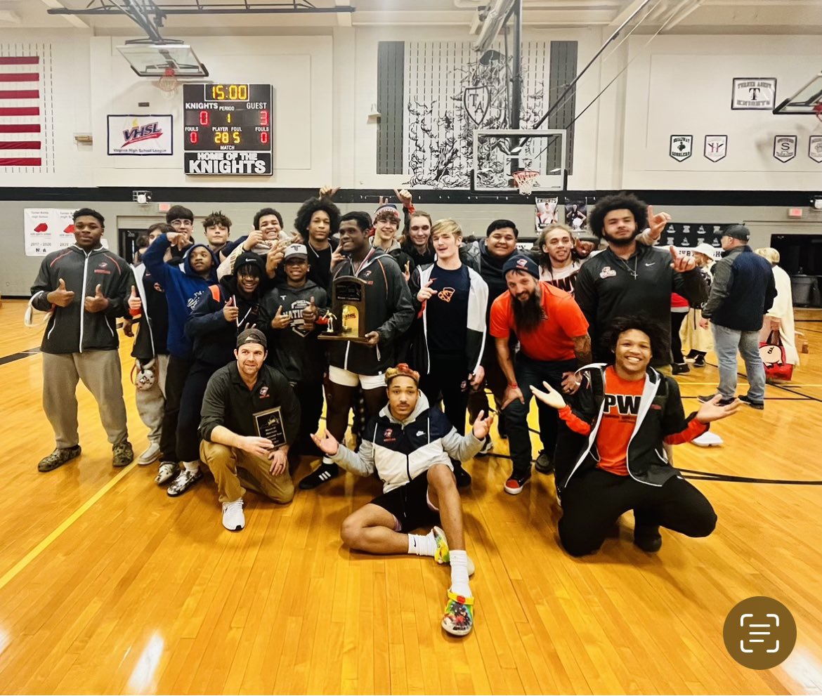 William81423755's tweet photo. 1st ever region championship in LCS history ,11 going to the state tournament, and Markaz wood our champion at 215lbs. Step 3 completed on to step 4.  We are not just going to Salem to buy a T-shirt!!!!!I love my team and enjoy tonight. Proud of everyone. https://t.co/I7jROh7f7h