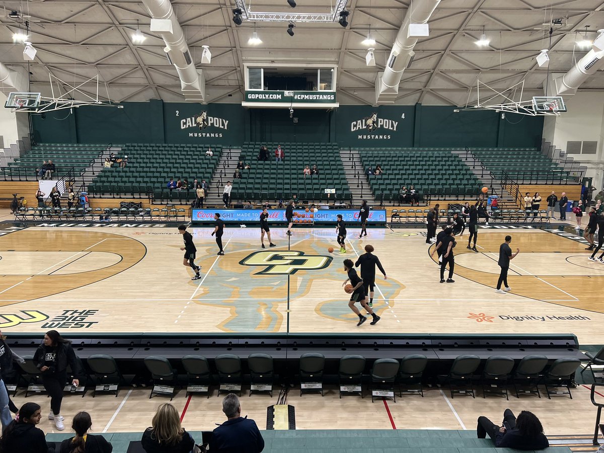 Joshontheradio's tweet photo. Tonight’s #BroadcastView and “50-yard line” shot for @HawaiiMBB and Cal Poly. I’ll rejoin you at 4:50 pm on @ESPNHonolulu! https://t.co/7nVRzb1uBj