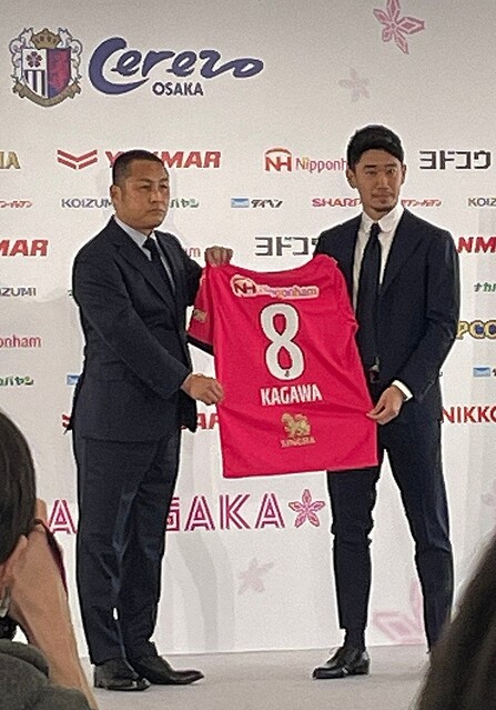 livedoornews's tweet photo. 【12年半ぶり】香川真司、古巣・C大阪に復帰 背番号は「8」
https://t.co/Jb8bJncFTQ

背番号8を背負うことについて「非常に歴史がある番号。光栄なことだし、その意味というのは大きく理解しているので背負いながら戦えることを喜びに変えたい」と意気込んだ。 https://t.co/zIUHj7MTMB