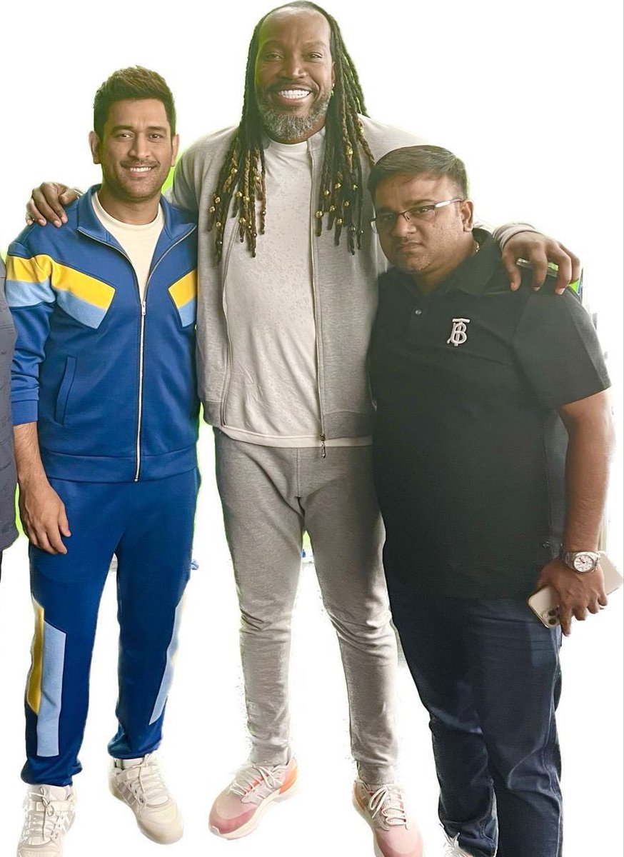 msdfansofficial's tweet photo. The Destructive Duo reunited for a super shoot in Mumbai.
#dhoni #Gayle #Shootdiary https://t.co/BuFWOI18Rp