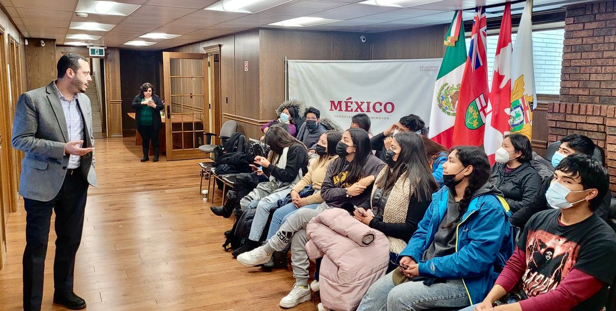 SRE_mx's tweet photo. 📸 El @ConsulMexLea recibió a un grupo de estudiantes de Agronomía de la @Uach_chapingo, para conocer la relevancia del Programa de Trabajadores Agrícolas Temporales en el Suroeste de Ontario, Canadá, y la tecnología que se utiliza en los invernaderos de la región. 

🇲🇽🤝🇨🇦
#PTAT https://t.co/TyPJfVthqG