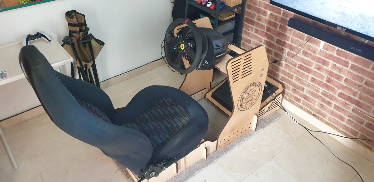 RacingOlympus's tweet photo. Nuestro compañero @adriano90sm nos hace llegar estas fotos del cockpit de madera del sorteo de @MotorsWorld de #GTPulpí ¡Además tuvieron un detallazo y le grabaron el logo del equipo! Nos consta que le va muy bien y es cómodo.
Lo tienen a la venta en su web, ¡echadle un vistazo! https://t.co/ZNywkXmnD6