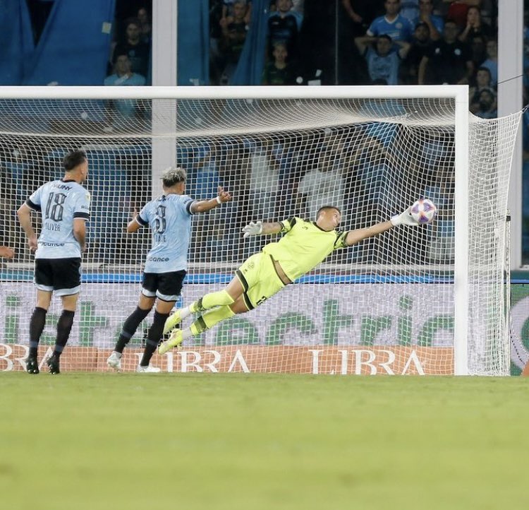 Y si lo atajas Nahuel? La atajo!!! Atajo la pelota Nahuel 🫶💙💙