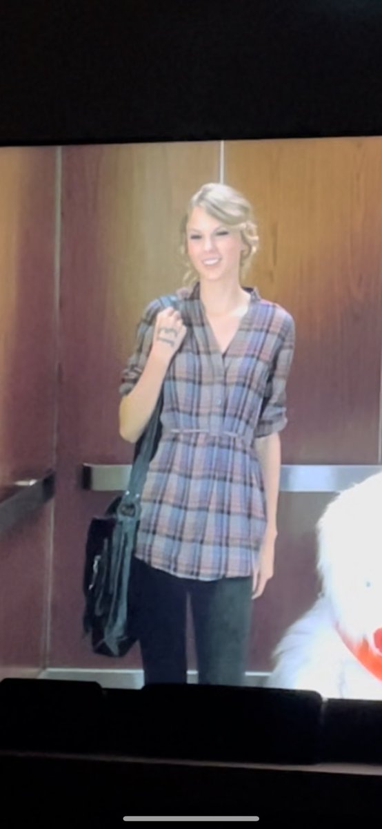 __theantihero__'s tweet photo. TAYLOR SWIFT IS IN THIS MOVIE WHAT THE https://t.co/YIu4HyuH52