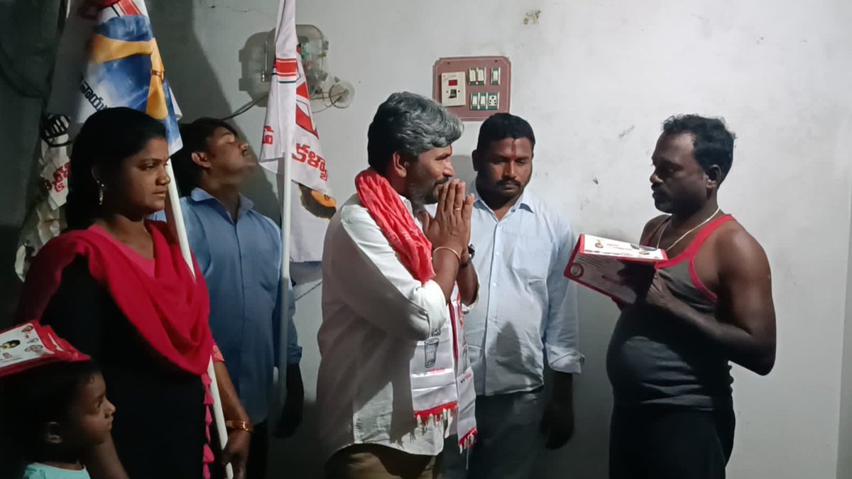 Senani_Sainyam's tweet photo. **జనంకోసం జనసేన**

ఆమదాలవలస నియోజకవర్గం సరుబుజ్జిలి మండలం పెద్దపాలెం గ్రామంలో  ఇంటి ఇంటికి వెళ్లి @JanaSenaParty సిద్దాంతాలు, షణ్ముఖ వ్యూహం అధినేత కౌలు రైతులకి అండగా నిలబడే విధానం  కరపత్రం రూపంలో వివరిస్తున్న నియోజకవర్గ ఇంచార్జ్ @JSPRamMohan గారు 
@PawanKalyan 
 @mnadendla https://t.co/EMjUPxDqa8