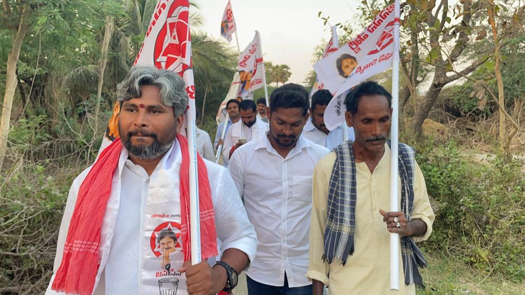 Senani_Sainyam's tweet photo. **జనంకోసం జనసేన**

ఆమదాలవలస నియోజకవర్గం సరుబుజ్జిలి మండలం పెద్దపాలెం గ్రామంలో  ఇంటి ఇంటికి వెళ్లి @JanaSenaParty సిద్దాంతాలు, షణ్ముఖ వ్యూహం అధినేత కౌలు రైతులకి అండగా నిలబడే విధానం  కరపత్రం రూపంలో వివరిస్తున్న నియోజకవర్గ ఇంచార్జ్ @JSPRamMohan గారు 
@PawanKalyan 
 @mnadendla https://t.co/EMjUPxDqa8