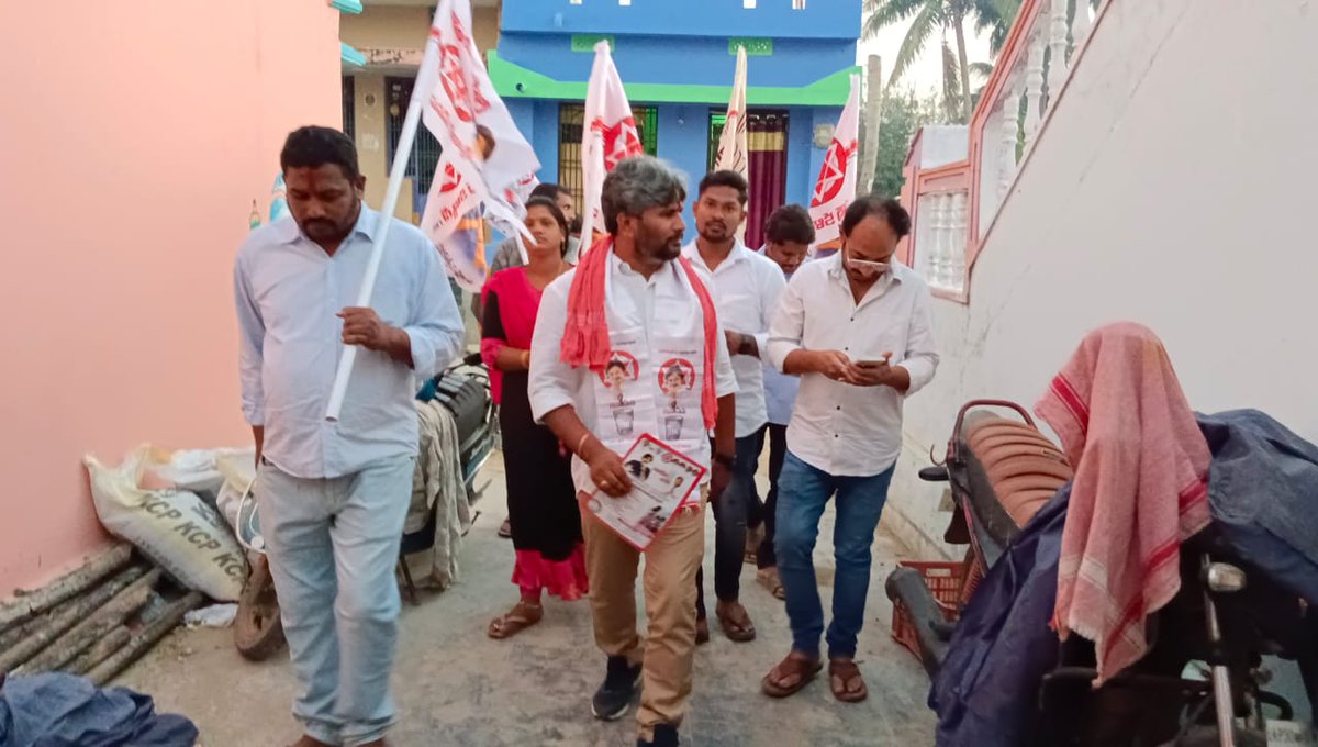 Senani_Sainyam's tweet photo. **జనంకోసం జనసేన**

ఆమదాలవలస నియోజకవర్గం సరుబుజ్జిలి మండలం పెద్దపాలెం గ్రామంలో  ఇంటి ఇంటికి వెళ్లి @JanaSenaParty సిద్దాంతాలు, షణ్ముఖ వ్యూహం అధినేత కౌలు రైతులకి అండగా నిలబడే విధానం  కరపత్రం రూపంలో వివరిస్తున్న నియోజకవర్గ ఇంచార్జ్ @JSPRamMohan గారు 
@PawanKalyan 
 @mnadendla https://t.co/EMjUPxDqa8