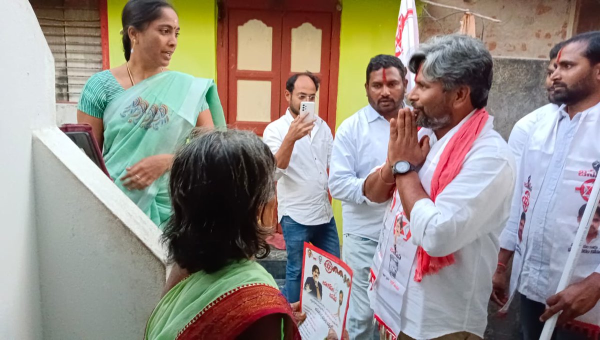 Senani_Sainyam's tweet photo. **జనంకోసం జనసేన**

ఆమదాలవలస నియోజకవర్గం సరుబుజ్జిలి మండలం పెద్దపాలెం గ్రామంలో  ఇంటి ఇంటికి వెళ్లి @JanaSenaParty సిద్దాంతాలు, షణ్ముఖ వ్యూహం అధినేత కౌలు రైతులకి అండగా నిలబడే విధానం  కరపత్రం రూపంలో వివరిస్తున్న నియోజకవర్గ ఇంచార్జ్ @JSPRamMohan గారు 
@PawanKalyan 
 @mnadendla https://t.co/EMjUPxDqa8