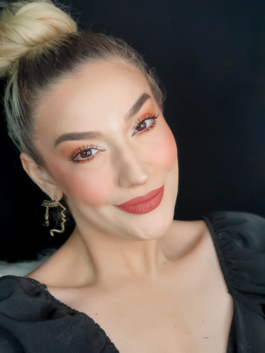 MariliaCabrita's tweet photo. Basiquinha hoje 😉😁 O que vocês acharam? Escreve aqui nos comentários qual a próxima Make que vocês querem que eu faça 👇 

#cabrita #mariliabbb23 #bbb23 #maquiagem https://t.co/lb7Psd67hr