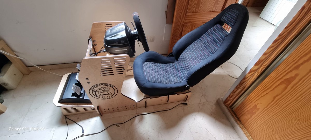 Nuestro compañero <a href="/adriano90sm/">Adri Siles</a> nos hace llegar estas fotos del cockpit de madera del sorteo de <a href="/MotorsWorld/">mow.club</a> de #GTPulpí ¡Además tuvieron un detallazo y le grabaron el logo del equipo! Nos consta que le va muy bien y es cómodo.
Lo tienen a la venta en su web, ¡echadle un vistazo!