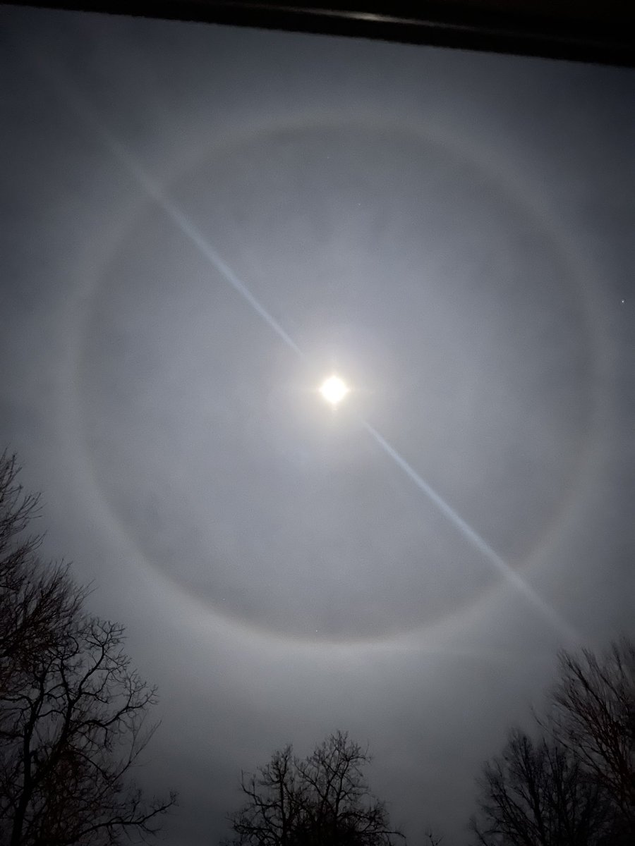 NikkiBHeaton's tweet photo. @Wayne_C_Hart the ring around the moon is insane! Taken in Spurgeon, IN 🌕 https://t.co/2MHO7ixGq2