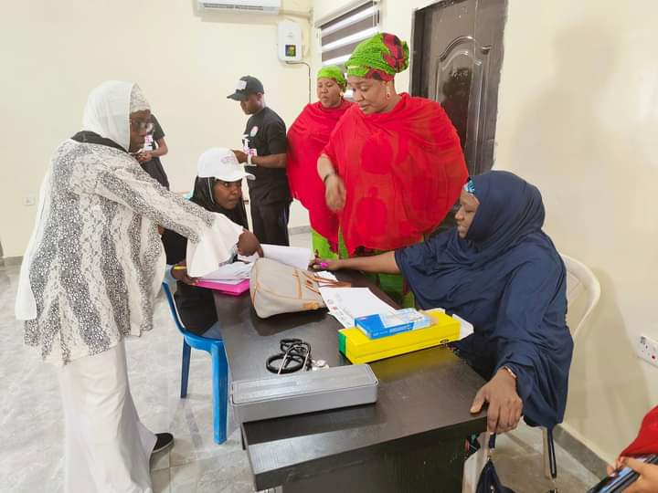 sulejalo's tweet photo. @AMGFoundation commemorated 2023 World Cancer Day in collaboration with @Savealifecancer, @CHRNaija, Medical Women Association of Nigeria &amp; Nigeria Army Officers' Wives Association, Bukavu Barracks, Kano with cancer awareness &amp; free breast &amp; cervical cancer screening. https://t.co/WzGUqaeXE0