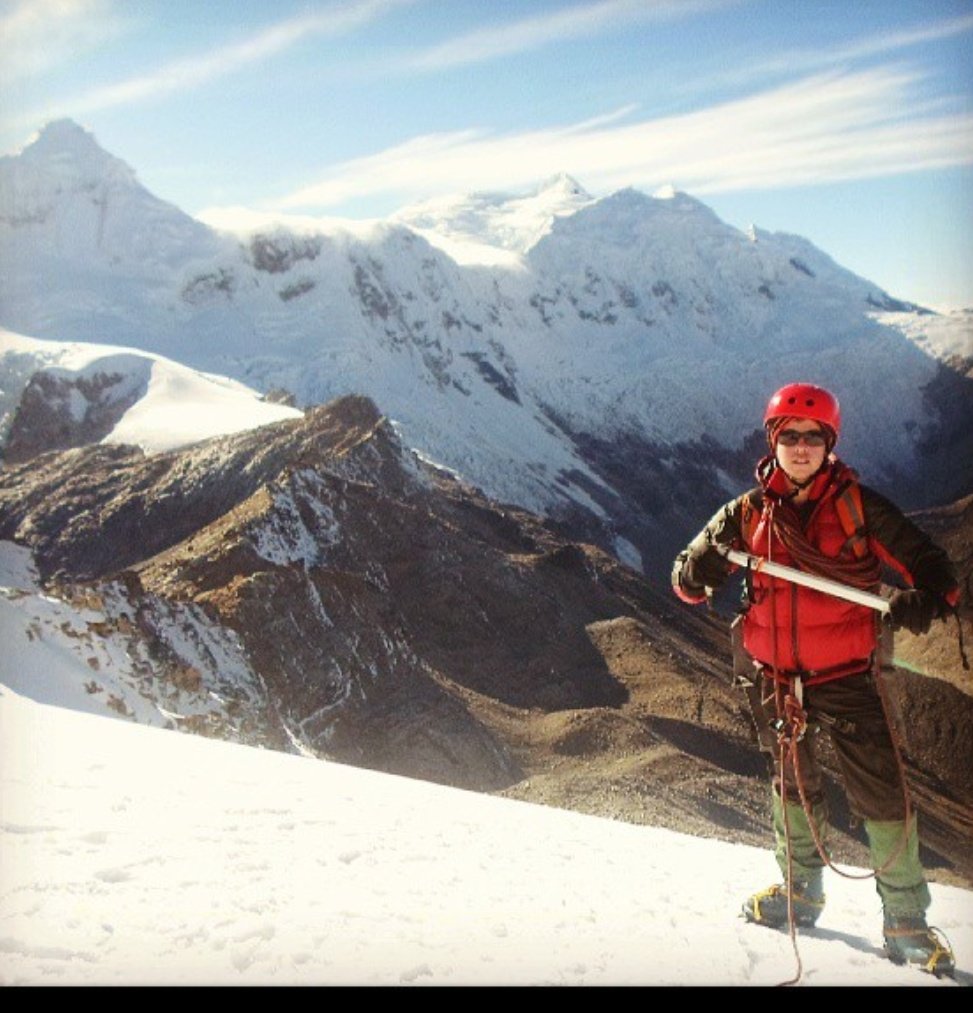 raulitodavalos's tweet photo. Me gustaba tanto la montaña, que incluso llegué a representar a 🇪🇨 en la expedición internacional de la AENH a la Cordillera Blanca en los Andes Peruanos 🇵🇪... Será  que vuelvo a esta actividad deportiva ? https://t.co/sKND366Ae0