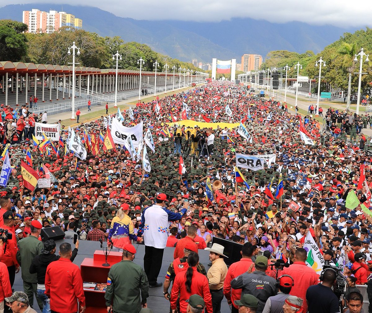 gabycomunas's tweet photo. A 31 años del Día de la Dignidad Nacional, en perfecta unión cívico-militar ratificamos nuestro carácter antiimperalista. Las calles de Caracas se impregnaron de la alegría y la fuerza bolivariana y profundamente chavista! Seguiremos venciendo! 🇻🇪♥️

#4FRebeliónContraElImperio https://t.co/WN1qvWHSgK