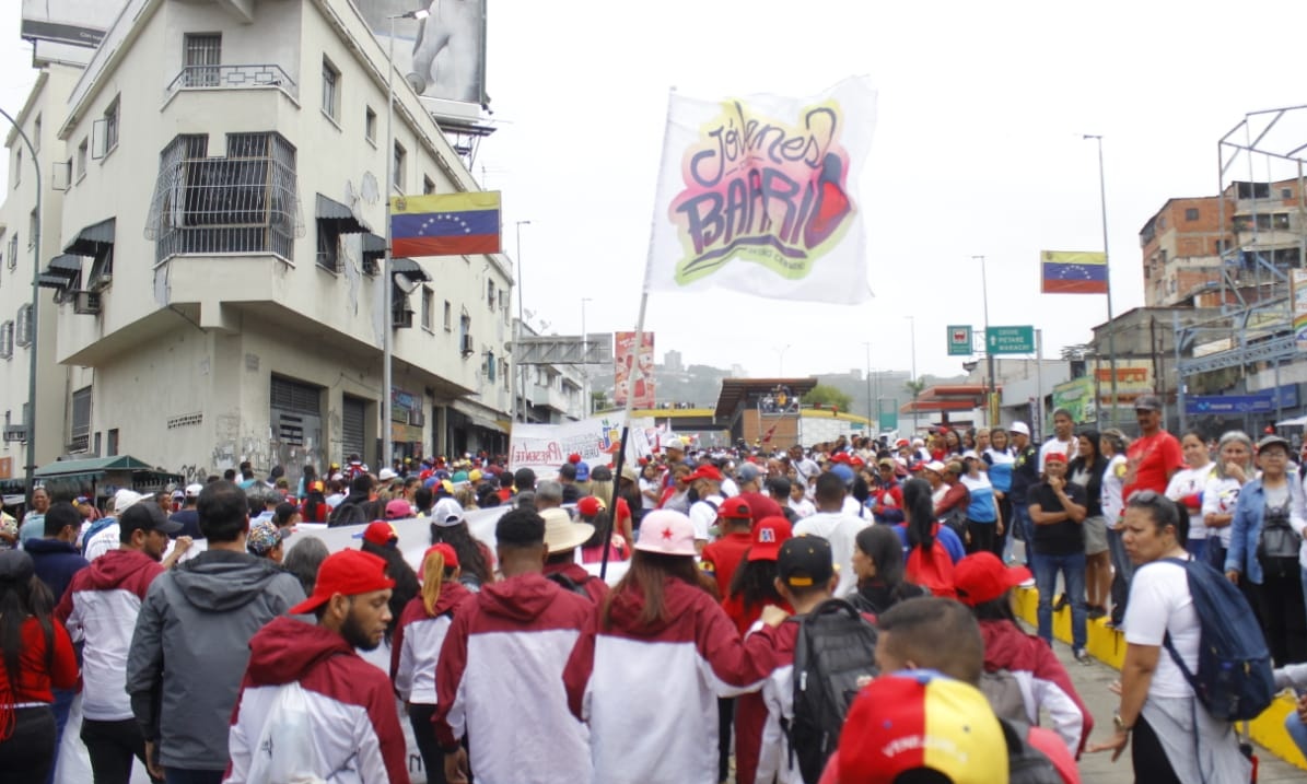 gabycomunas's tweet photo. A 31 años del Día de la Dignidad Nacional, en perfecta unión cívico-militar ratificamos nuestro carácter antiimperalista. Las calles de Caracas se impregnaron de la alegría y la fuerza bolivariana y profundamente chavista! Seguiremos venciendo! 🇻🇪♥️

#4FRebeliónContraElImperio https://t.co/WN1qvWHSgK