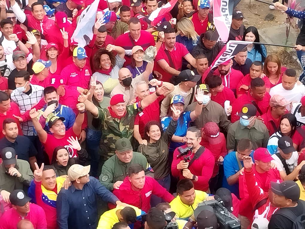 gabycomunas's tweet photo. A 31 años del Día de la Dignidad Nacional, en perfecta unión cívico-militar ratificamos nuestro carácter antiimperalista. Las calles de Caracas se impregnaron de la alegría y la fuerza bolivariana y profundamente chavista! Seguiremos venciendo! 🇻🇪♥️

#4FRebeliónContraElImperio https://t.co/WN1qvWHSgK