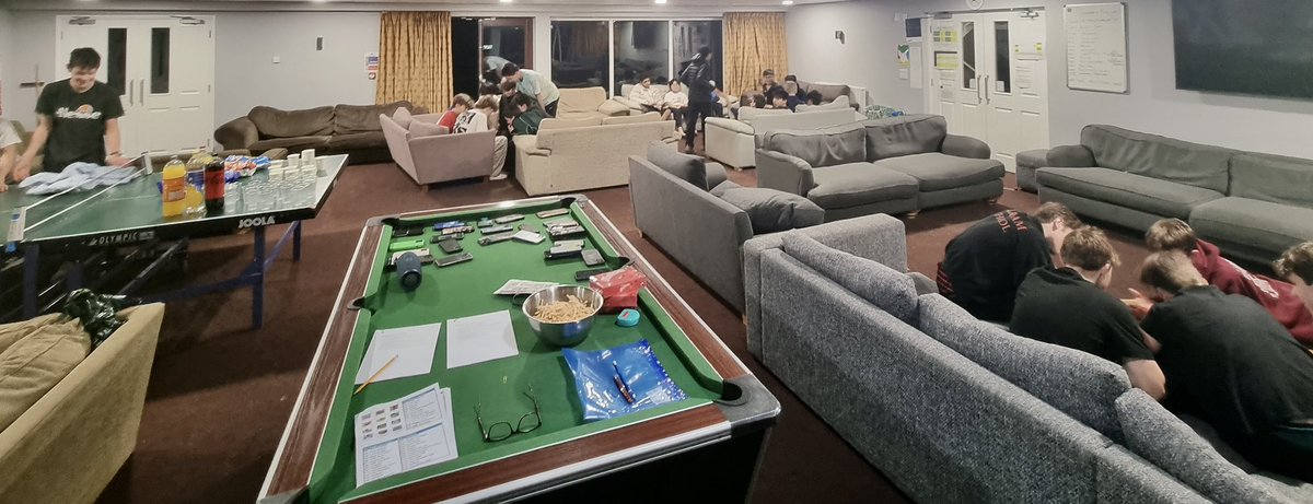 HaywoodsHouse's tweet photo. Thank you to the @ChapmansHouse F3 & F4 for joining the @HaywoodsHouse boys in tonight’s quiz. There was plenty of teamwork and laughter on show #housespirit #goidtimes #quizmaster https://t.co/iSHs9guH4D