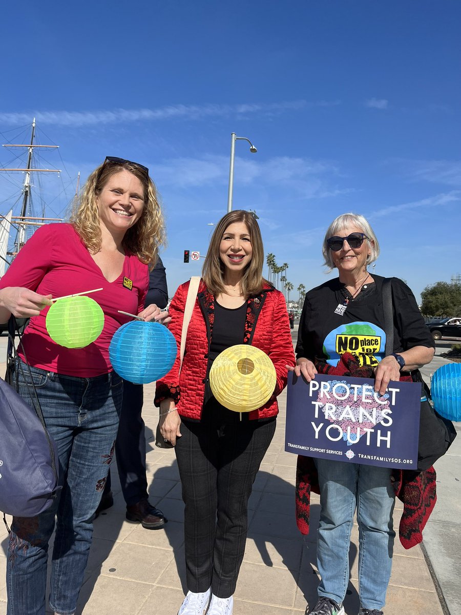 FPerlov's tweet photo. Loved how several communities rallied this morning to take part in the Lantern Parade for Inclusion organized by OCA San Diego in collaboration with local AAPI organizations and sponsored by @ADL_SD. Thank you @SummerStephan and friends at @lfjcc for walking against hate with us! https://t.co/Jrg8SWlVKz