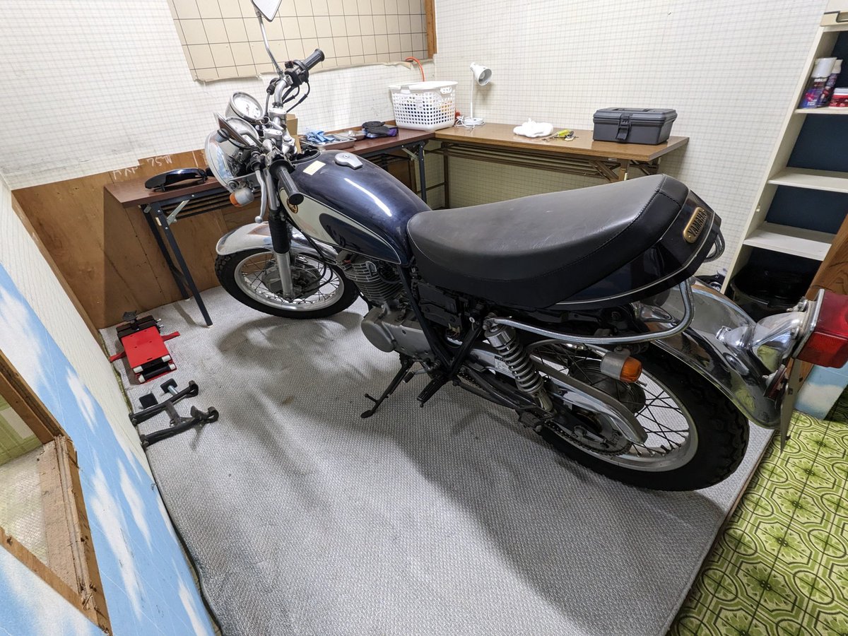bumpyglazier's tweet photo. 20年近く放置してたSR400。書類も何とかなりそうなので、今年は車検取りたい。
#SR400 https://t.co/StpL2q4wmM