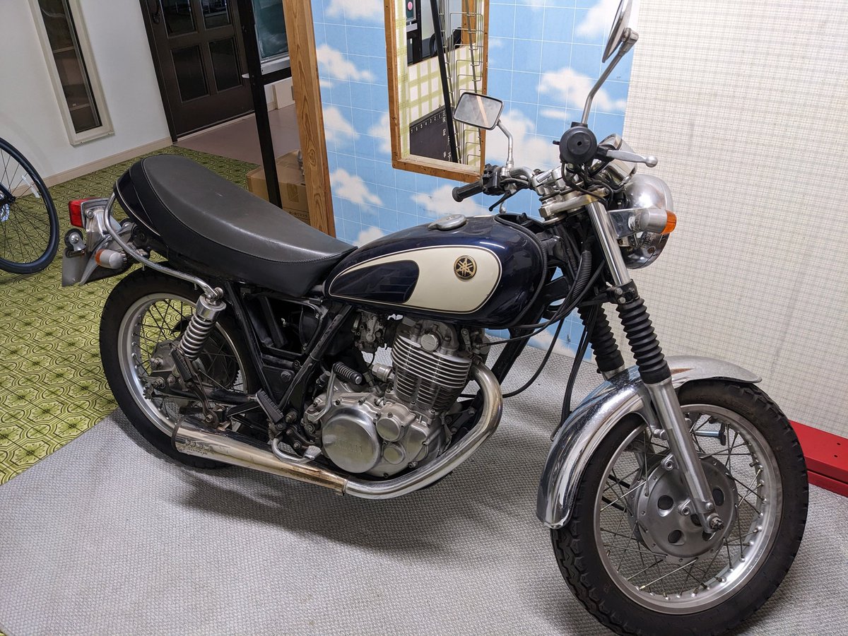 bumpyglazier's tweet photo. 20年近く放置してたSR400。書類も何とかなりそうなので、今年は車検取りたい。
#SR400 https://t.co/StpL2q4wmM