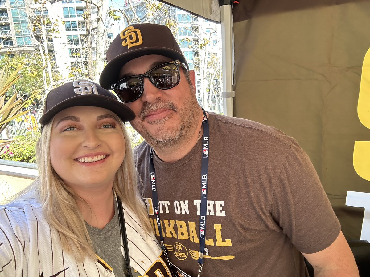 katelyn8401's tweet photo. Padres Fanfest was literally the best day of my life. Not only did I get to meet @thestevenwoods from @BenAndWoods but I waited in line for 4 hours to FINALLY meet @jcronenworth9 !!!!!!! Someone pinch me cause I must be dreaming! 💛🤎 #PadresFanFest #Padres https://t.co/m8duLZOdjW