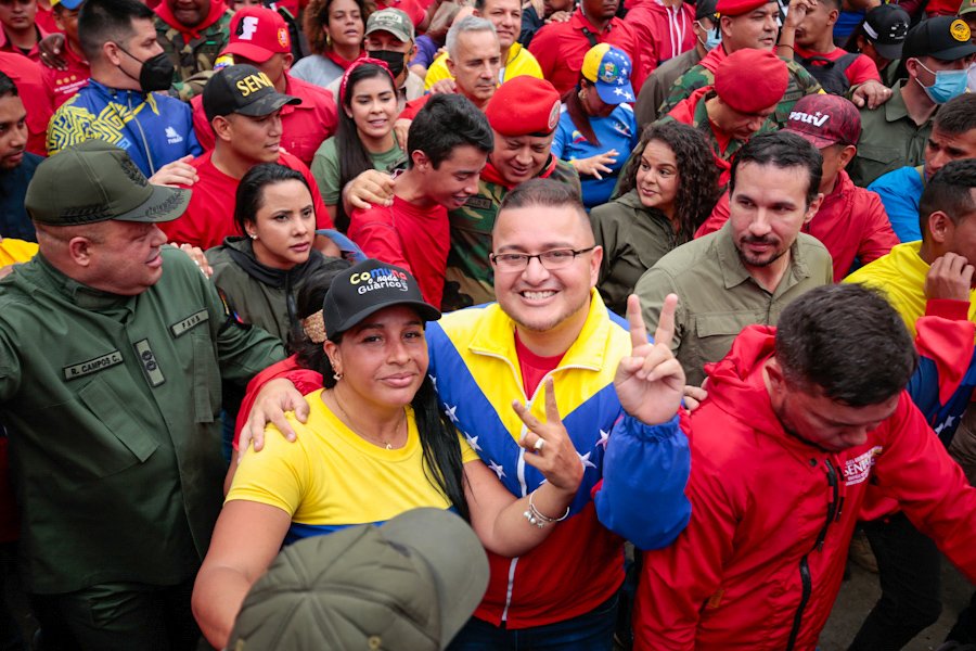 El Pueblo venezolano jamás se rindió, ni se rendirá frente a las pretensiones de la oligarquía, siempre estaremos movilizados y en batalla intensa, luchando con heroicidad y valentía. Son siglos de luchas y esperanzas. ¡Jamás nos rendiremos!