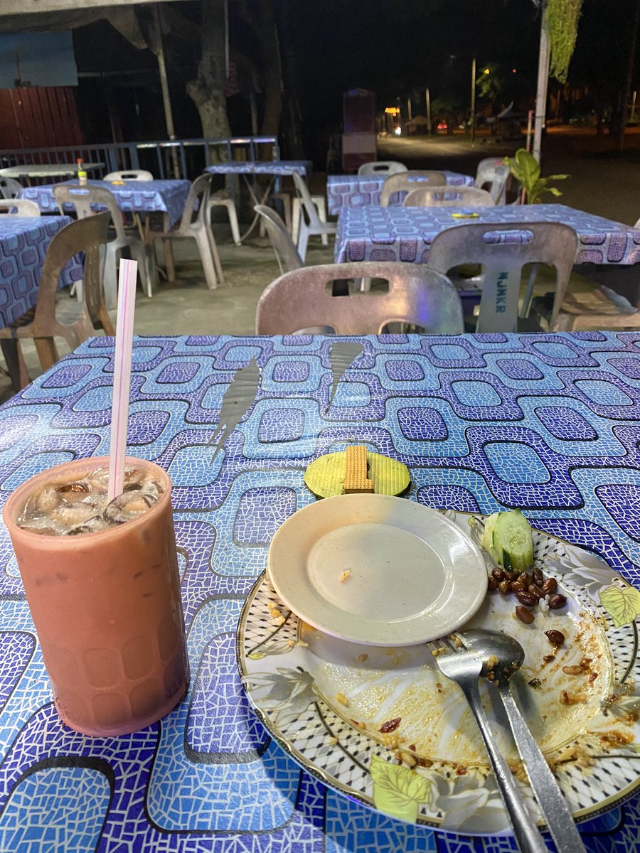 arivinraj_turu's tweet photo. 5 years ago, I would spend the whole night playing games with my friends, wait till 5am and head out to this warung to eat the best nasi lemak in town. Fast forward today, im here eating alone. Good days. https://t.co/wfGzdatjCN