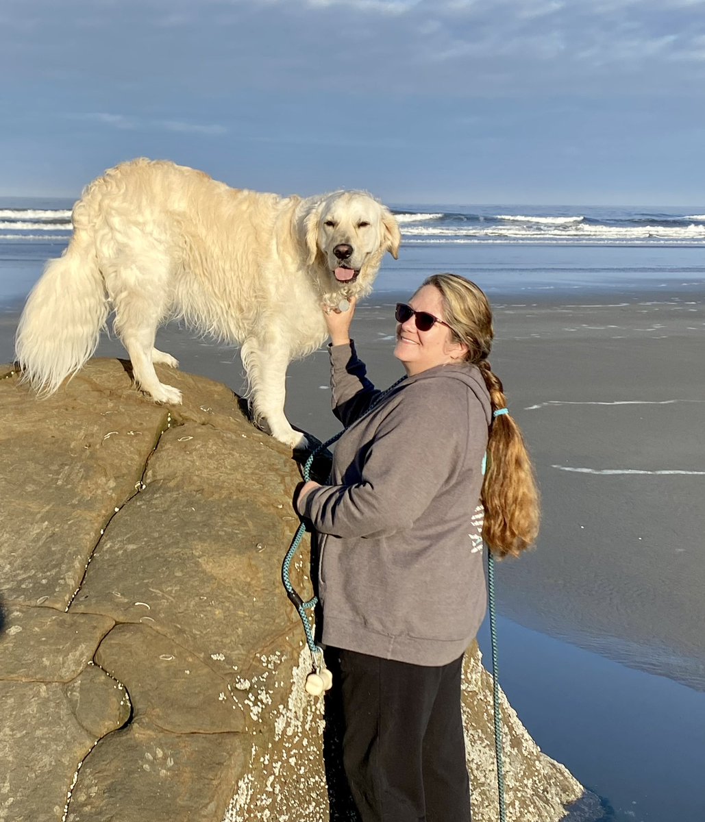 It’s my momma’s birfday today!! We wuvs her! She brings me presents all da time ❤️❤️ #goldenlove #englishcream #birthday #Oregon