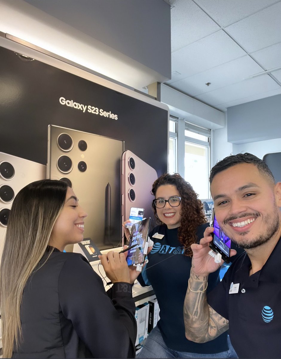 m_romero28's tweet photo. London Square is the place to be to get your brand new S23 Series!!!๐คณ
Get your free storage upgrade with your pre-order NOW! ๐ฅ๐ฅ๐ฅ๐ฅ
#ERGalaxyS23 #TeamHEATWAVE https://t.co/68rw0xIGKT