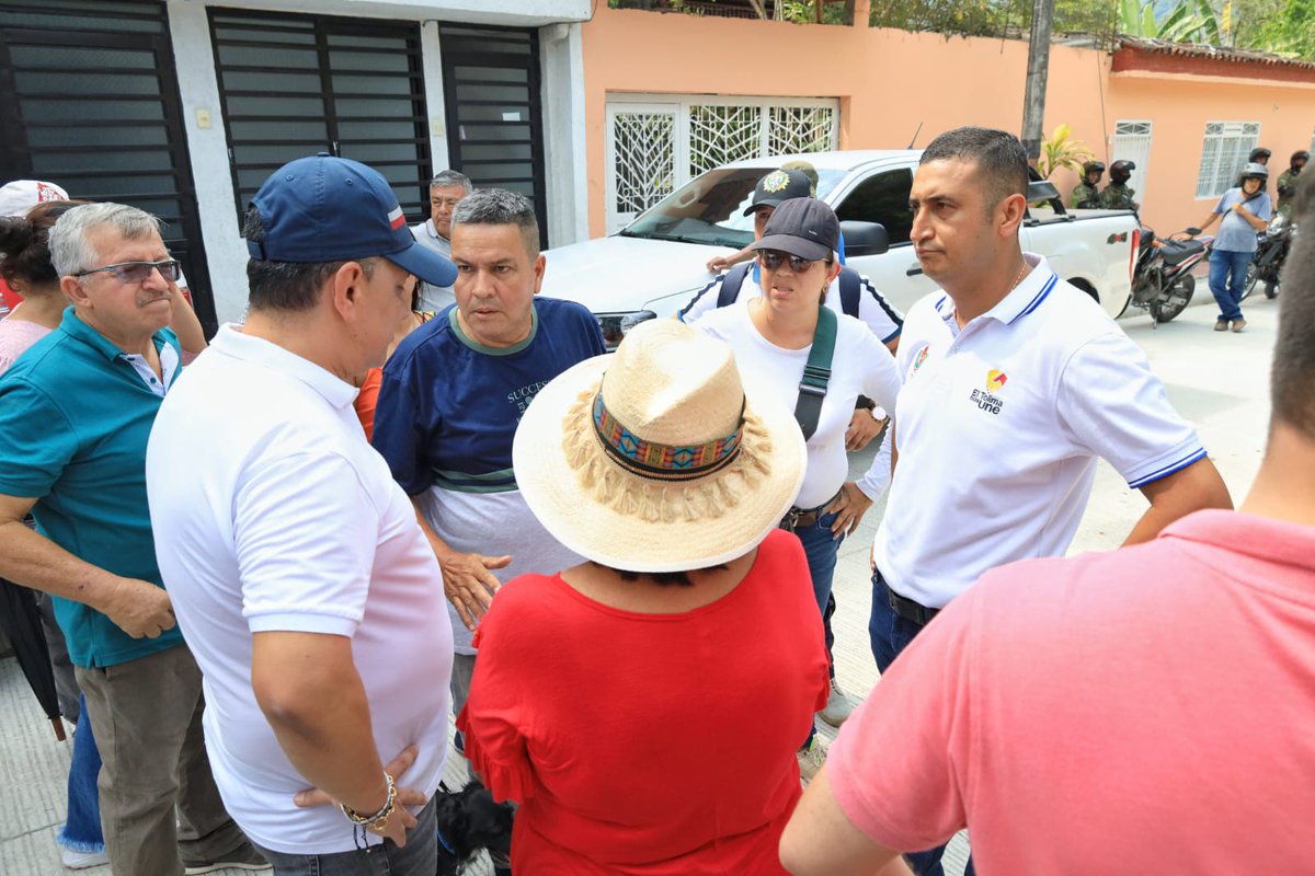 Junto con el gobernador Ricardo Orozco,  visitamos el barrio especial El Salado - sector Montecarlo Isla, donde se verificó la pavimentación  en concreto de  la calle 131 entre carreras 9 y 8B. Obra que presenta un  avance del 98%. 
#laplaneacionnosune

#ElTolimaNosUne