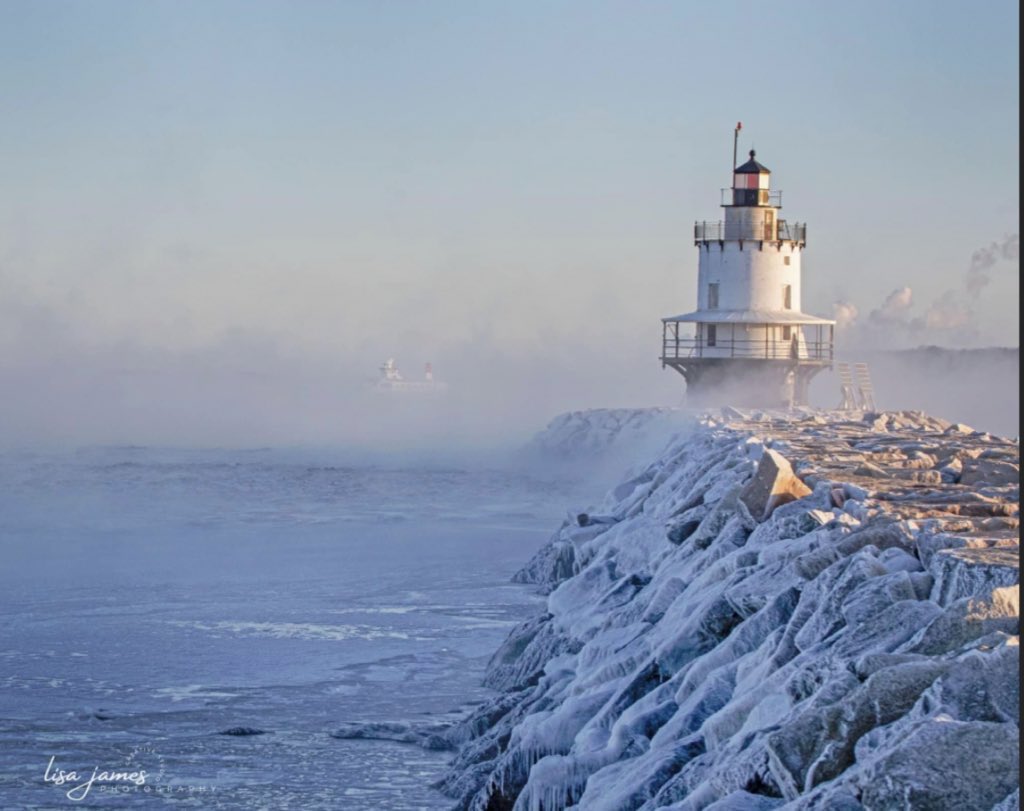 pianoman7373's tweet image. Perfect picture by Lisa James, of Spring Point Ledge Lighthouse at wind chill -35.Song: Winter Sentinel on.soundcloud.com/kY1oC5mx6UpG4q… —#easylistening #softmusic #pianomusic #listen #music #relaxing #elevatormusic #dinnermusic  #piano #Travel #lighthouse #NewEngland #snow