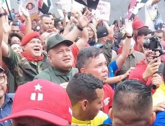 #FebreroRebeldeConChávez
En buenas manos nuestro Ejército Bolivariano. Orgulloso de ver gente buena en los momentos históricos de la patria, @rcamposc70 y @dcabellor hijos de Chávez. Lealtad por encima de todo. 
@NicolasMaduro
@jdavidcabello