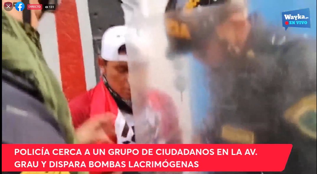 WaykaPeru's tweet photo. #ALERTA | Ciudadanos movilizados en la Marcha de los Conos de Lima llegan a las avenidas Grau con Abancay donde se encuentra un fuerte cordón policial. Se producen los primeros disparos de lacrimógenas contra ciudadanos en la manifestación y detenciones. https://t.co/HcMXB2zhay https://t.co/TtEtNSa5by