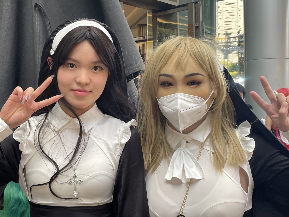 When I just entered the comic exhibition, I haven't been dare to take photos with others until two girls asked me to photo with them, and when I say thanks, they were surprised that I was not a true girl. And I am surprised when I meet other nun girls. #femalemask #skinsuit