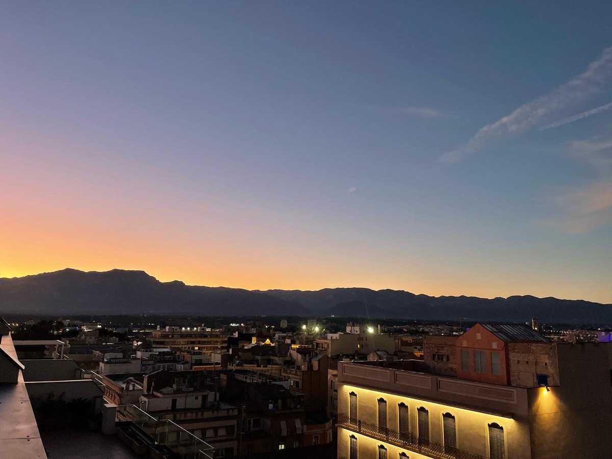 ERoigM's tweet photo. Avui al #capvespre a #Tortosa la #lluna apunta la #llunaplena que demà assomarà també pel #ColldelAlba #terresdelebre https://t.co/opYV7YZz5R