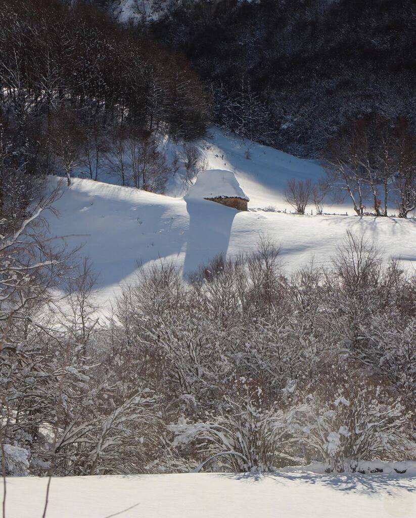 Estorbin's tweet photo. Más de #Somiedo #Asturias #nieve #invierno #teito #asturiasparaisonatural https://t.co/TahyA9VT5D