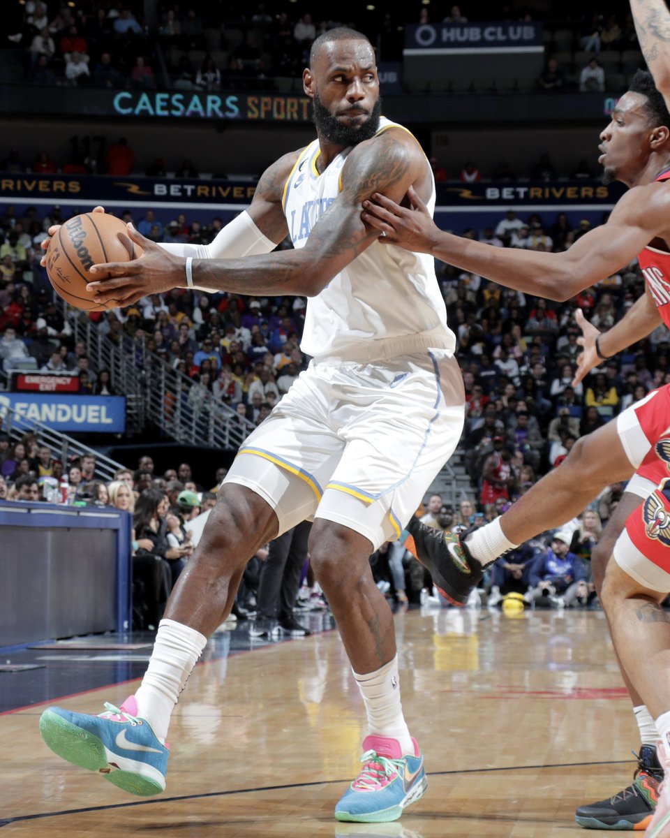 ComplexSneakers's tweet photo. .@KingJames continues his pursuit of history in the “Laser Blue” Nike LeBron 20. https://t.co/4rH9z1X7SL