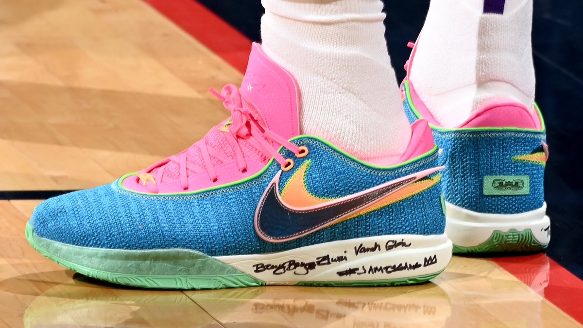 ComplexSneakers's tweet photo. .@KingJames continues his pursuit of history in the “Laser Blue” Nike LeBron 20. https://t.co/4rH9z1X7SL