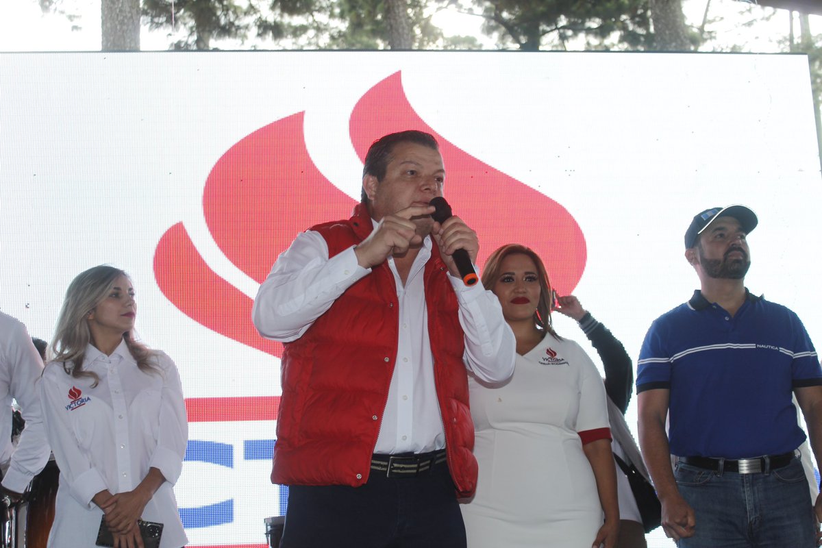 El secretario general del Partido Victoria Amilcar Rivera presentó y juramento a la candidata a la Alcaldía Metropolitana Ofelia Rodríguez en acto realizado esta tarde en la colonia el Amparo zona 7.