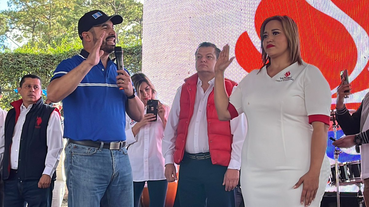 epocon_elP's tweet photo. El secretario general del Partido Victoria Amilcar Rivera presentó y juramento a la candidata a la Alcaldía Metropolitana Ofelia Rodríguez en acto realizado esta tarde en la colonia el Amparo zona 7. https://t.co/MNE3SzIJlv
