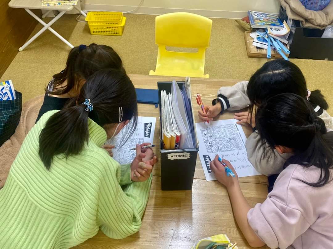 BlueLionEnglish's tweet photo. After doing workbooks, the second graders actively engage themselves in an educational game, while the fourth graders are so focused on their worksheet challenge!😁
#englishisfun 
#youngerelementary 
#olderelementary https://t.co/LdPgNiFO6A