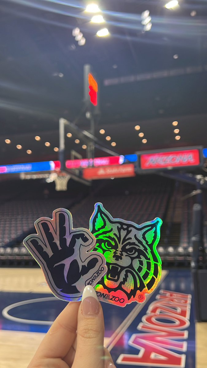 ZonaZooOfficial's tweet photo. Sneak peak at tonight’s giveaways‼️The first 500 students will get a sticker AND the first 300 students will receive a Taco Bell Taco! 🐻⬇️ #ZonaZooOfficial | #RunWithUs | #BeaverTrap https://t.co/IKa1UCLZjC