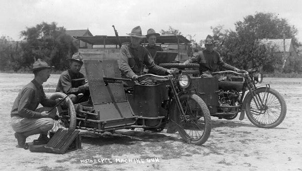 側車付きのバイクに機関銃と簡易な装甲板を取り付けた戦闘車両も味わい深い。 