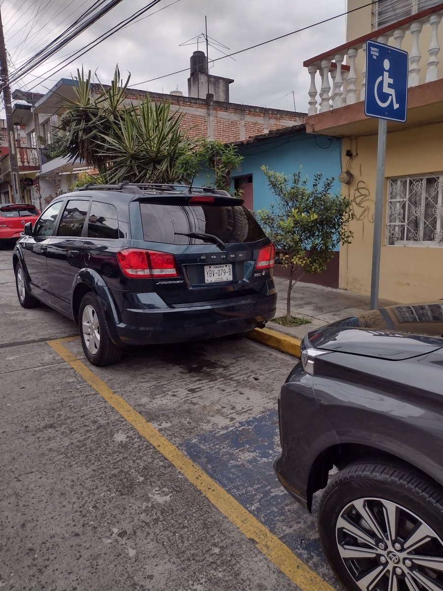 Ag5sflores's tweet photo. En Xalapa Veracruz, la educación vial no existe, la falta de respeto de los lugares de estacionamiento aún cuando están balizados, son ocupados por quienes no los necesitan, aún con reportes al @ssptransitover ya que no son atendidos los reportes https://t.co/KYMzr51XbF