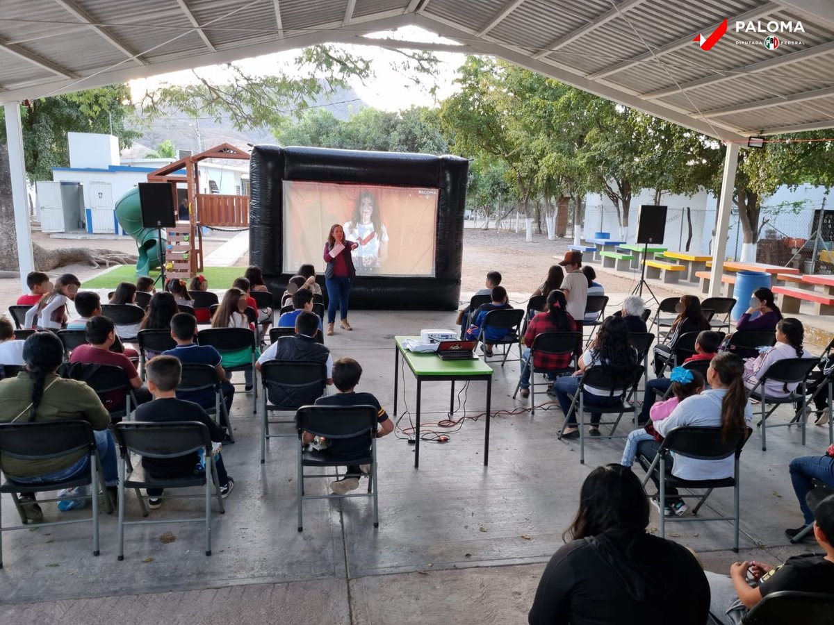 palomaSnchez's tweet photo. ¡La sorpresa que les teníamos llegó!🍿

Entre alumnos y padres de familia, llevamos a cabo una tarde de "Cine Palomitas" en la Primaria Gral. Ángel Flores de Mojolo, #Sinaloa  🎥

Estuvo increíble, cuenten siempre conmigo para apoyar la convivencia y diversión de niñas y niños🤗 https://t.co/32KB0nYVHP