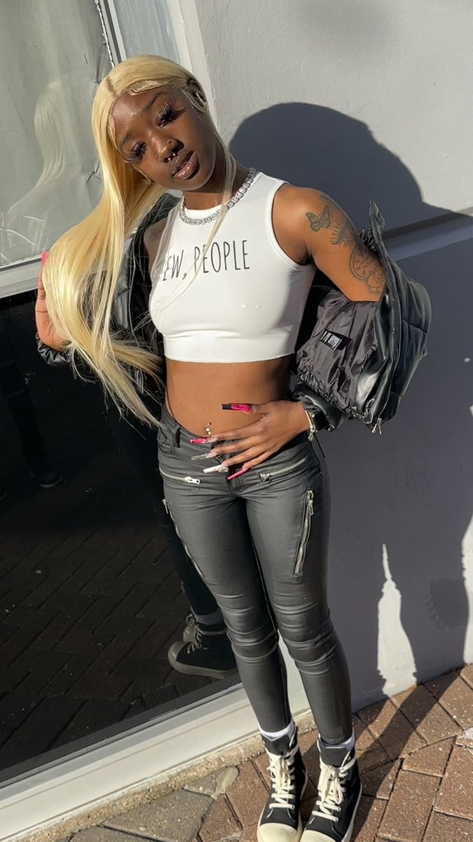 yareee11's tweet image. Play the hand that’s dealt no need to force it 🖤 #GramFam #bdayloading