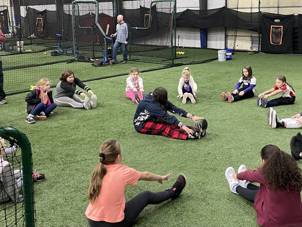 LGRoth2027's tweet photo. I have spent my last few Saturday mornings with my teammate @Ajalexander42 helping and giving back to the 8u girls from @GMBLBaseball and Softball where it all started for me. Today I was lucky enough  to have @annikarohs do the same for me! @llgwools @Org_LLG #getsruck https://t.co/UFPAFo1coz